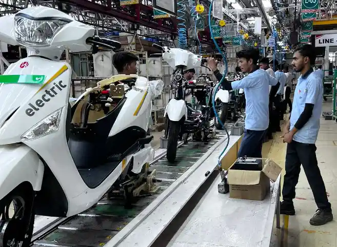 Hero Electric manufactures the first batch of e-scooters at the Mahindra Pithampur plant