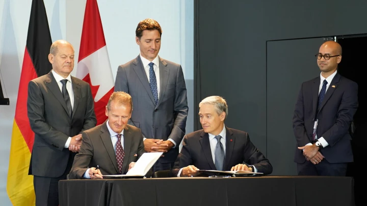 Volkswagen signs an agreement with Government of Canada to strengthen its battery supply chain.