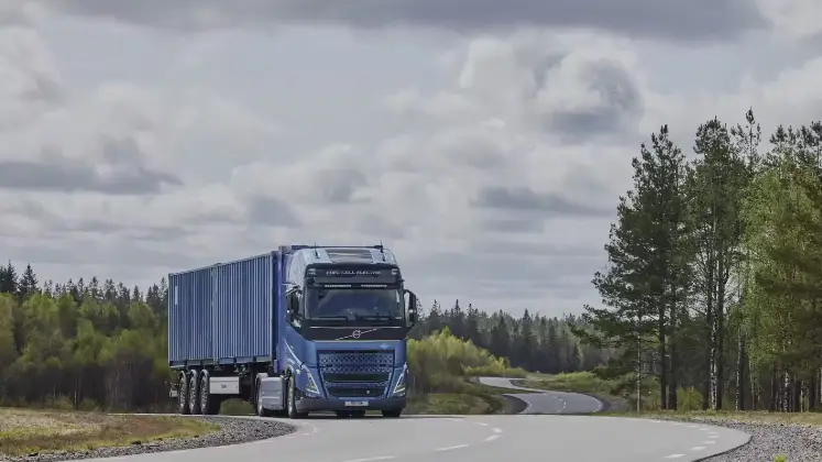 Volvo Trucks to begin customer testing of fuel cell electric trucks in 2025.